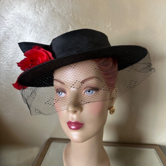FESTIVE 1960s\' BLACK STRAW HAT WITH LARGE BOW AND RED FABRIC \